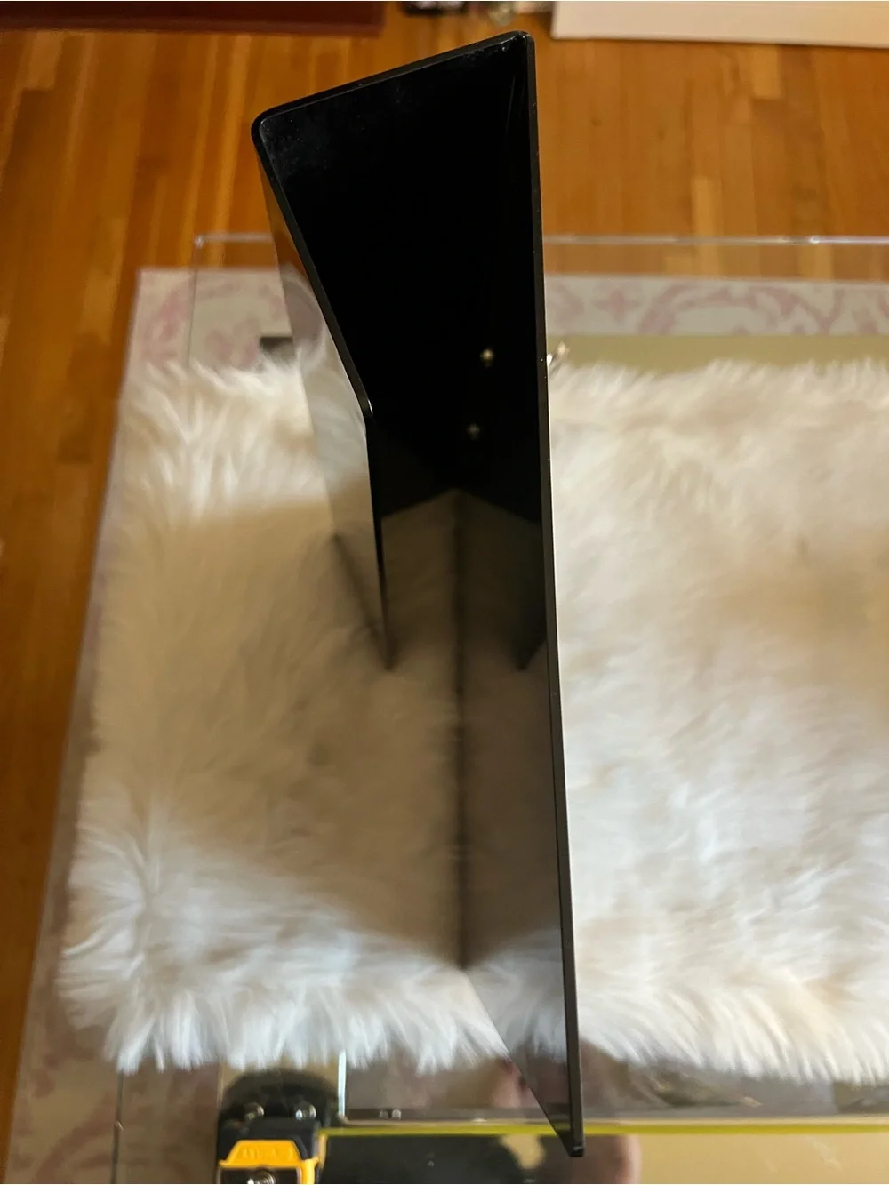 Black slatbpsrd with Silver Clip